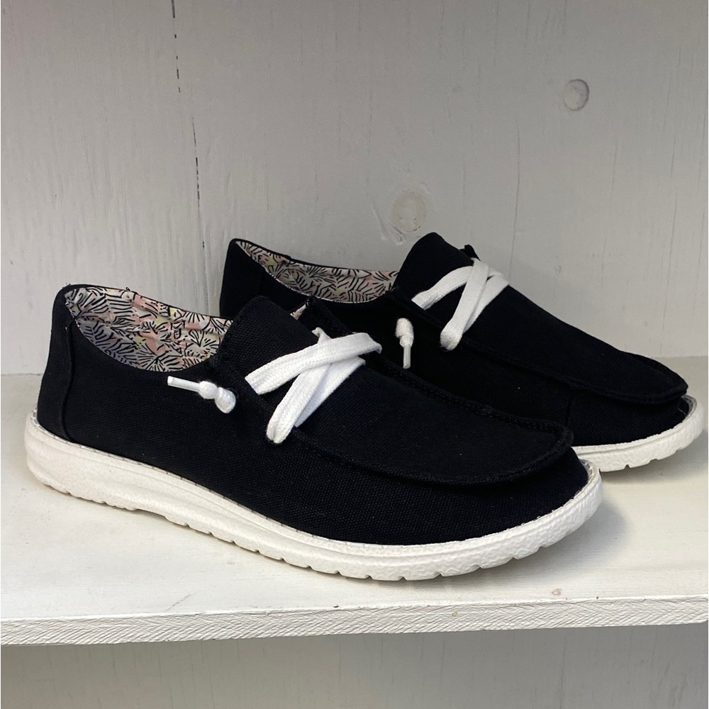 Gypsy Jazz Black/White Canvas casual shoes. Size 10 women’s/ youthLike new. EUC